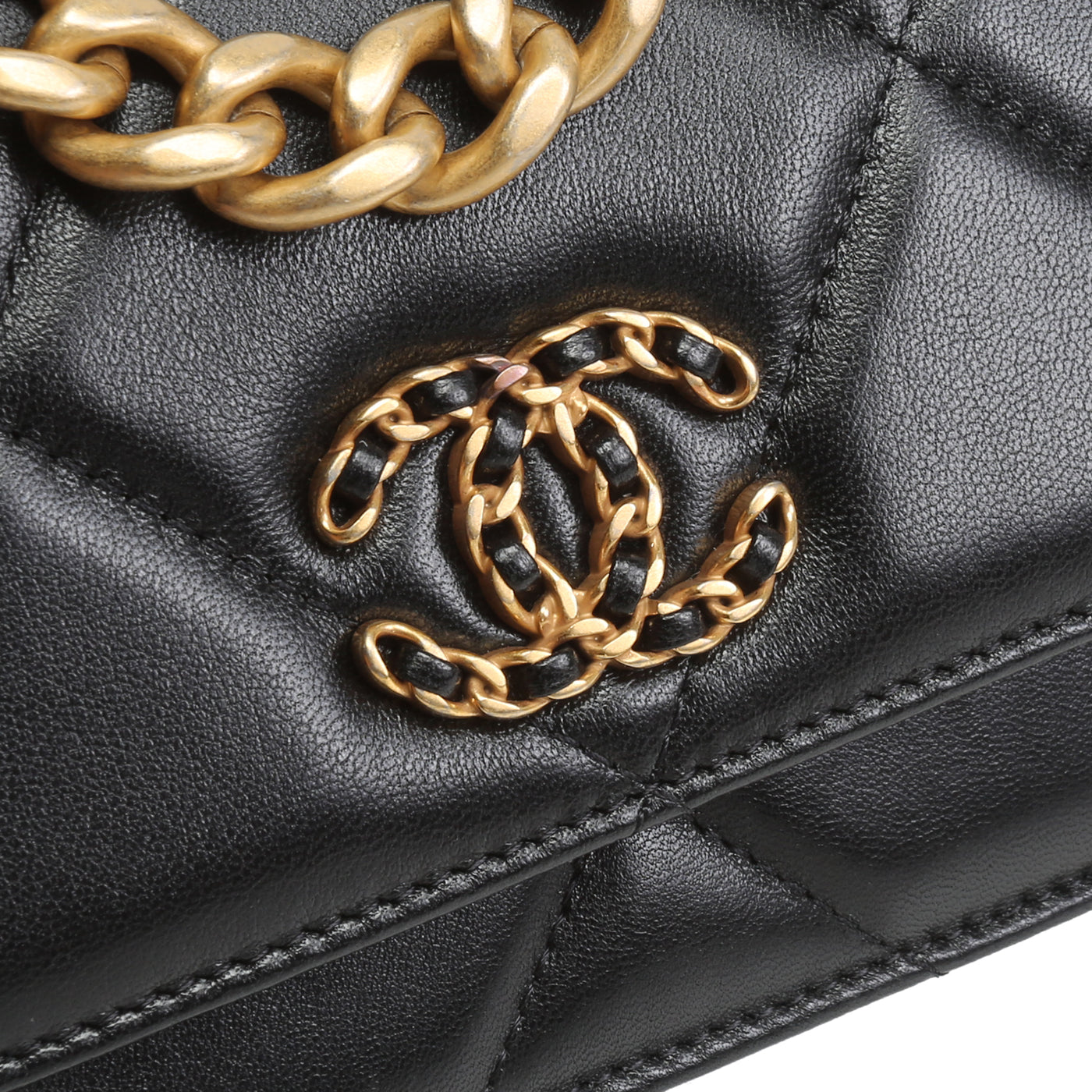 CHANEL 19 Wallet on Chain - Black