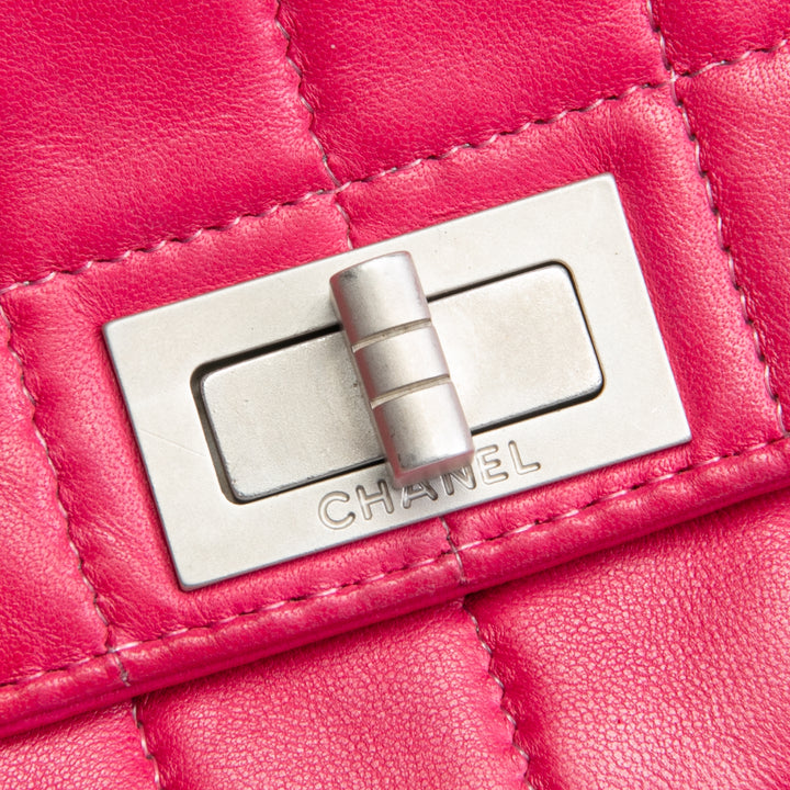 Chanel Lambskin -Schokoladenbeutel Mademoiselle Lock Chain -Tasche - Fuschia Outlet Final Sale