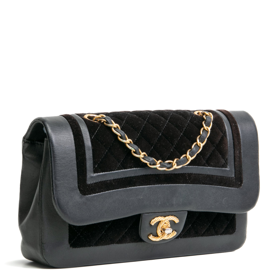 CHANEL Paris-Cosmopolite Velvet & Lambskin Medium Flap - Black