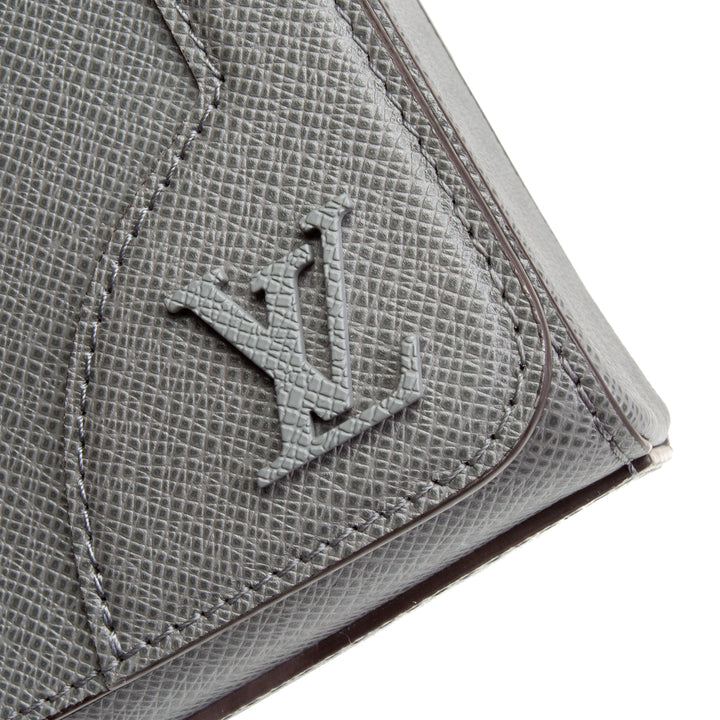 LOUIS VUITTON Taiga New Flap Messenger - Gris